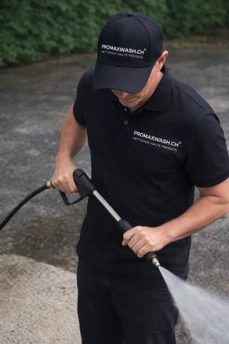 Un collaborateur PROMAXWASH qui nettoie une allée à Gland