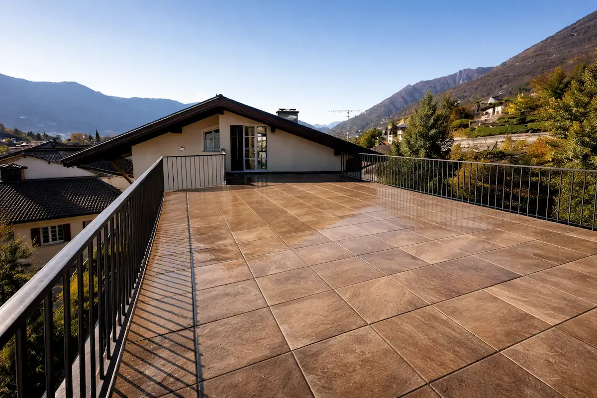 Terrasse propre après nettoyage haute pression à Nyon avec dalles extérieures