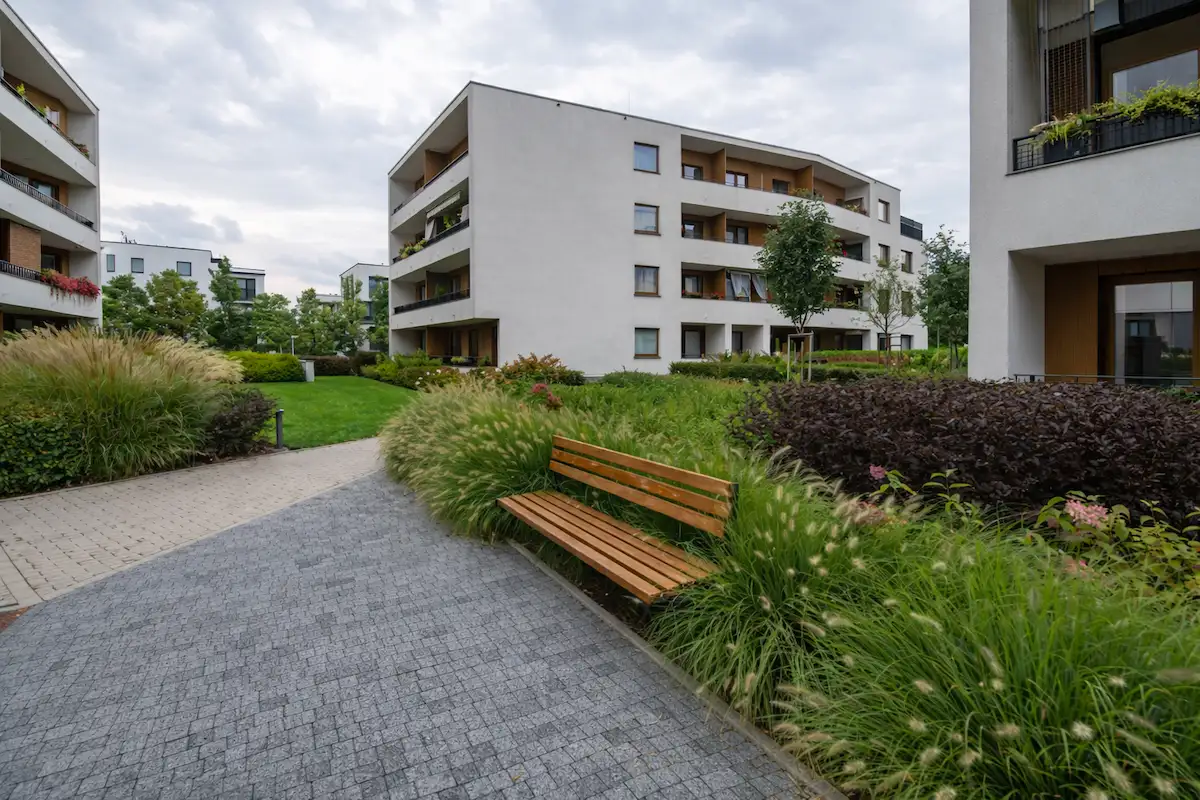 Nettoyage extérieur d’un immeuble avec espaces communs propres