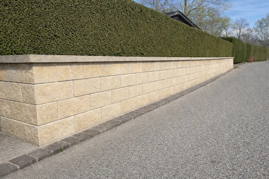 Mur extérieur en pierre nettoyé après intervention haute pression à Rolle