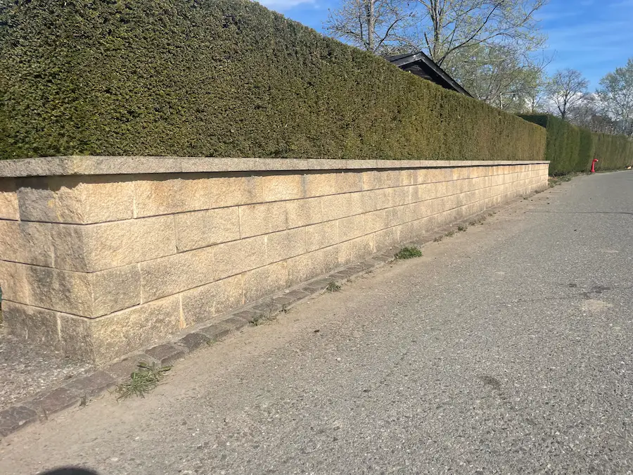 Mur extérieur en pierre encrassé avant nettoyage haute pression à Rolle