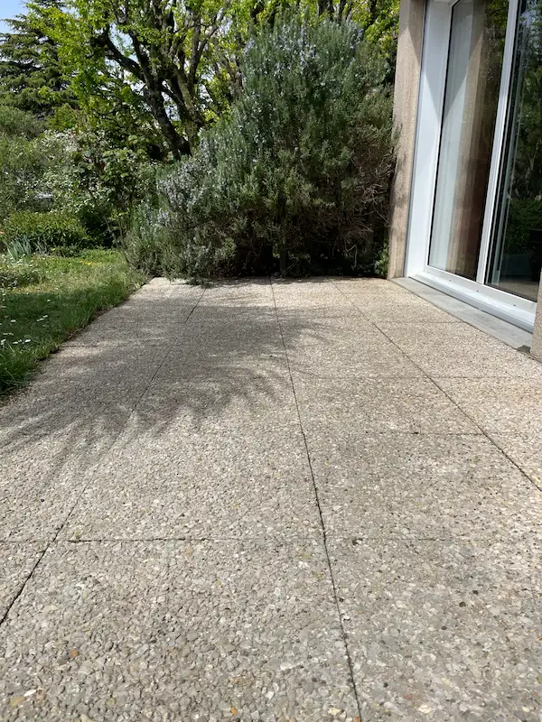 Nettoyage de terrasse à Nyon après intervention – résultat propre et net haute pression