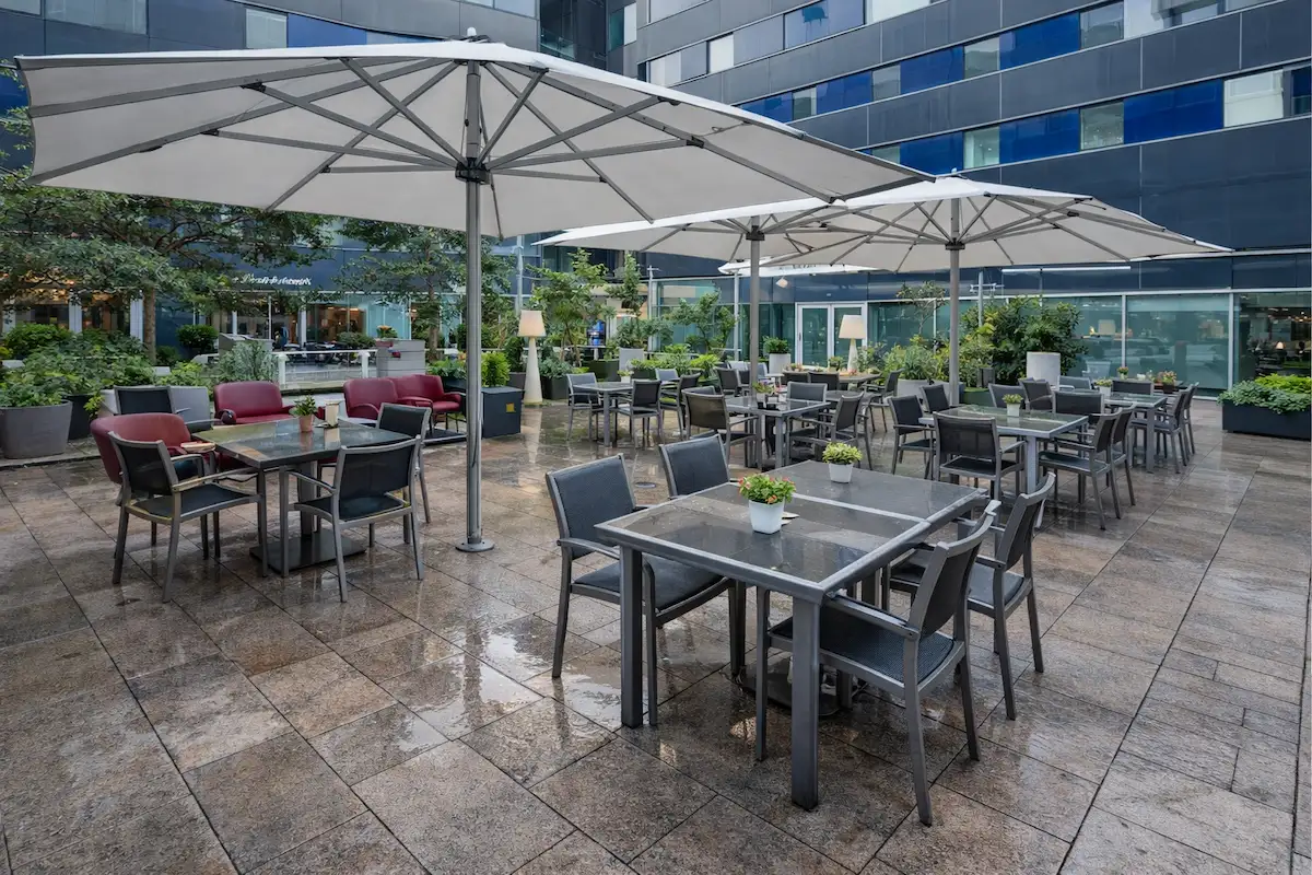 Terrasse de restaurant propre après nettoyage extérieur – sol pavé et espace client