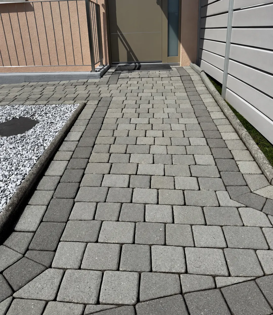 Entrée en pavés : vue après, avec un paillasson devant la porte.
