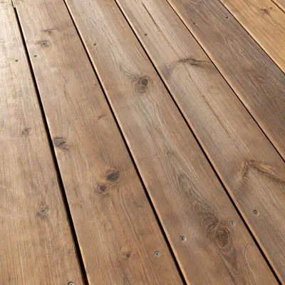 Lames de terrasse en bois avec veinage apparent.