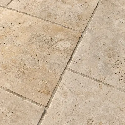 Dalles de pierre naturelle beige vues en gros plan.
