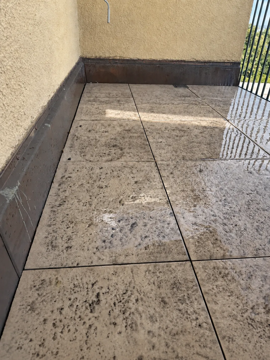 Dalles de balcon recouvertes de dépôts sombres.