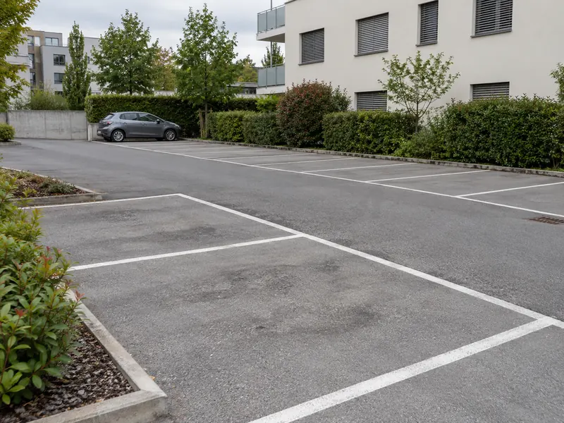 Places et circulation d’un parking extérieur collectif.