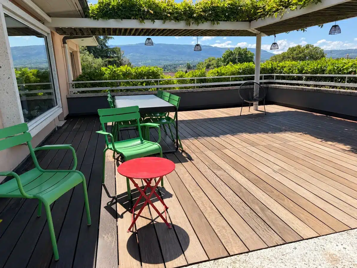 Terrasse en bois sous une pergola après nettoyage.