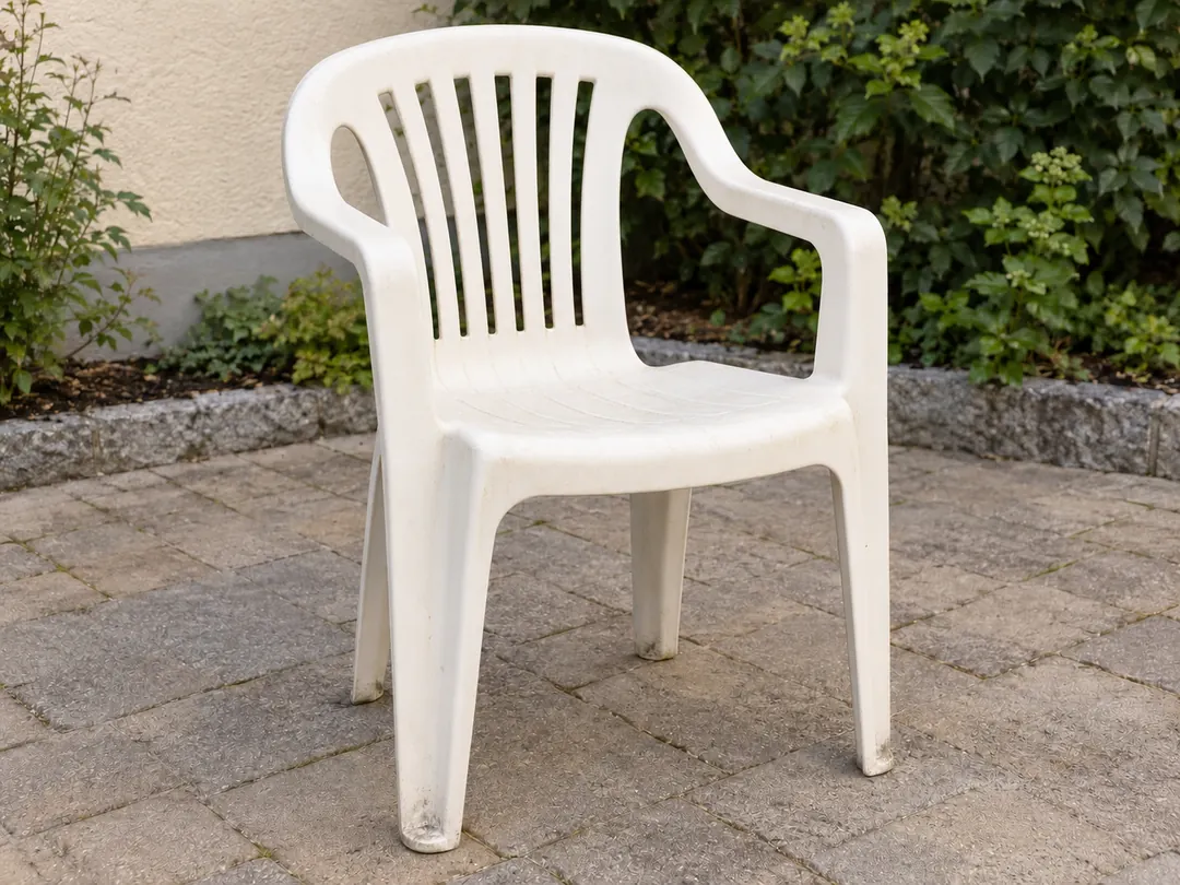 Chaise de jardin en plastique propre, avec de légères marques d’usage
